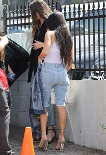 Kourtney Kardashian feet photo thumbnail