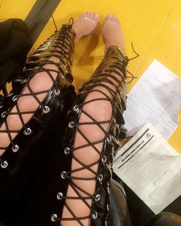 Kourtney Kardashian feet photo thumbnail