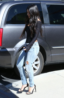 Kourtney Kardashian feet photo thumbnail