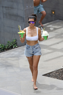 Kourtney Kardashian feet photo thumbnail