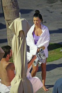 Kourtney Kardashian feet photo thumbnail