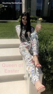 Kourtney Kardashian feet photo thumbnail