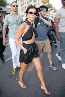 Kourtney Kardashian feet photo thumbnail
