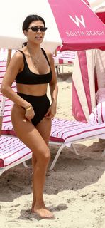 Kourtney Kardashian feet photo thumbnail