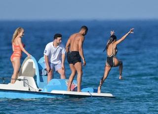 Kourtney Kardashian feet photo thumbnail