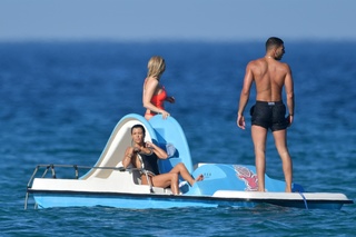 Kourtney Kardashian feet photo thumbnail