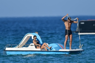 Kourtney Kardashian feet photo thumbnail