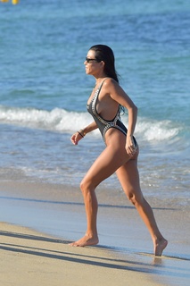 Kourtney Kardashian feet photo thumbnail
