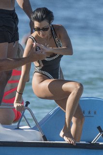 Kourtney Kardashian feet photo thumbnail
