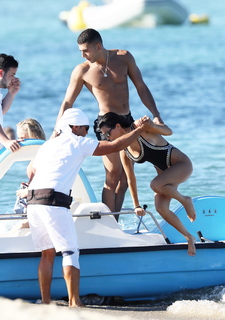 Kourtney Kardashian feet photo thumbnail