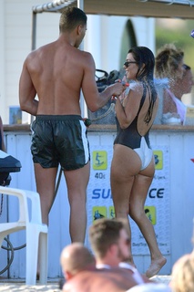 Kourtney Kardashian feet photo thumbnail