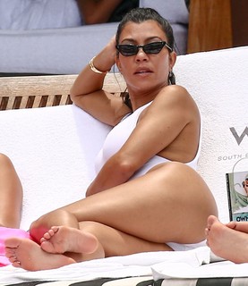 Kourtney Kardashian feet photo thumbnail