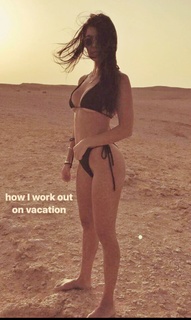 Kourtney Kardashian feet photo thumbnail
