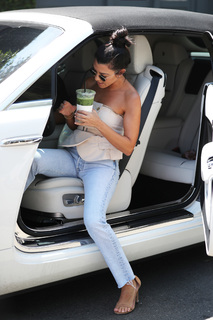 Kourtney Kardashian feet photo thumbnail