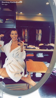 Kourtney Kardashian feet photo thumbnail
