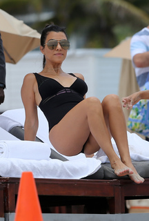 Kourtney Kardashian feet photo thumbnail
