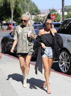 Kourtney Kardashian feet photo thumbnail