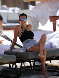 Kourtney Kardashian feet photo thumbnail