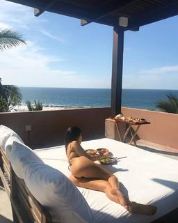 Kourtney Kardashian feet photo thumbnail
