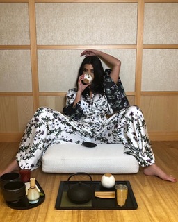Kourtney Kardashian feet photo thumbnail