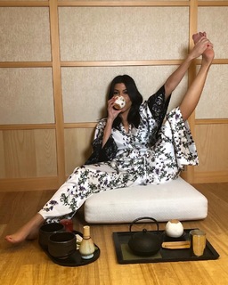 Kourtney Kardashian feet photo thumbnail