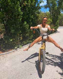 Kourtney Kardashian feet photo thumbnail