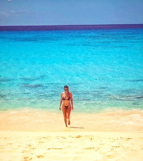 Kourtney Kardashian feet photo thumbnail