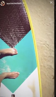 Kourtney Kardashian feet photo thumbnail