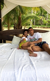 Kourtney Kardashian feet photo thumbnail