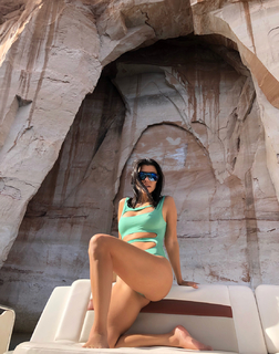 Kourtney Kardashian feet photo thumbnail