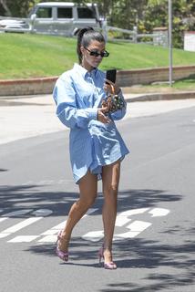 Kourtney Kardashian feet photo thumbnail