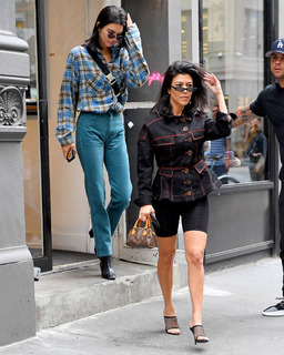 Kourtney Kardashian feet photo thumbnail