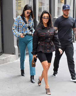 Kourtney Kardashian feet photo thumbnail