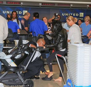 Kourtney Kardashian feet photo thumbnail