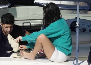 Kourtney Kardashian feet photo thumbnail