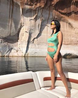 Kourtney Kardashian feet photo thumbnail