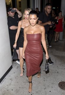 Kourtney Kardashian feet photo thumbnail