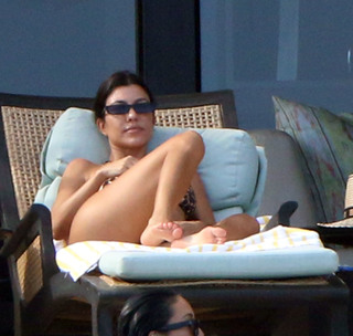 Kourtney Kardashian feet photo thumbnail