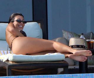Kourtney Kardashian feet photo thumbnail