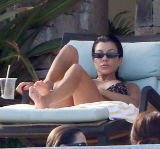 Kourtney Kardashian feet photo thumbnail