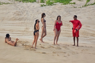 Kourtney Kardashian feet photo thumbnail