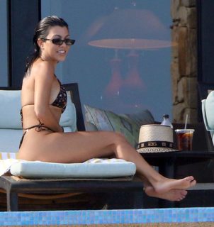 Kourtney Kardashian feet photo thumbnail