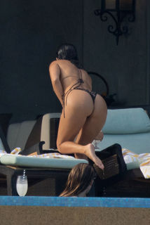 Kourtney Kardashian feet photo thumbnail
