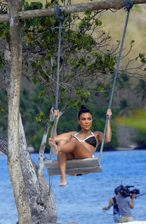 Kourtney Kardashian feet photo thumbnail