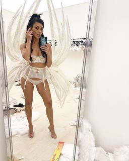 Kourtney Kardashian feet photo thumbnail