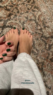 Kourtney Kardashian feet photo thumbnail