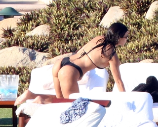 Kourtney Kardashian feet photo thumbnail