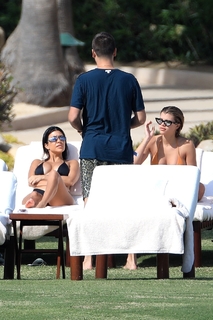 Kourtney Kardashian feet photo thumbnail