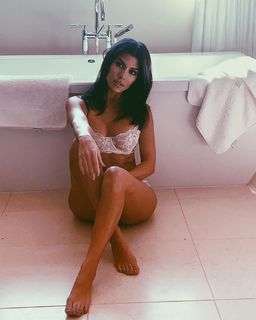 Kourtney Kardashian feet photo thumbnail