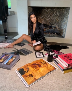 Kourtney Kardashian feet photo thumbnail